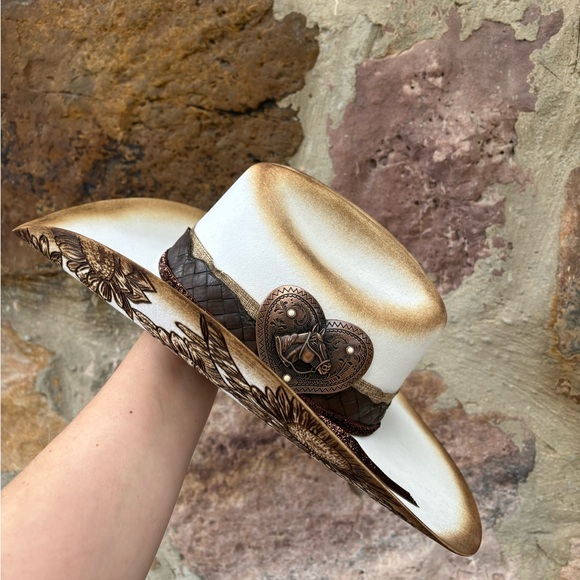 SOLD READ DESCRIPTION BELOW
New Hand burned Brad Paisley Moonshine 4x hat Sz 7 - Picture 6 of 11